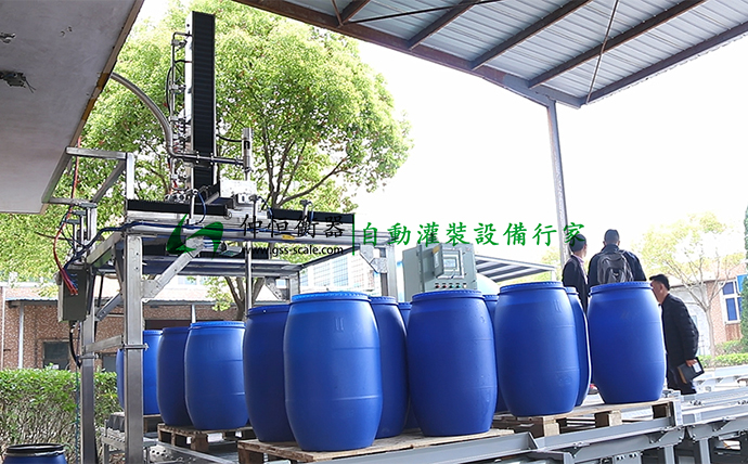 GAF-1500型200L*4桶 IBC吨桶自动灌装线现场调试2